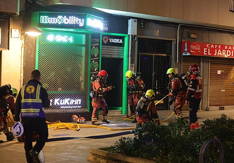 Movilizados los bomberos de Salamanca por un incendio en una tienda del centro