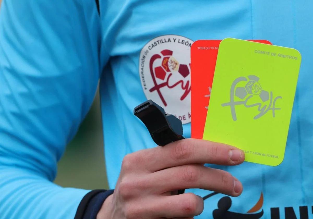 Un árbitro muestra dos tarjetas durante un partido este domingo