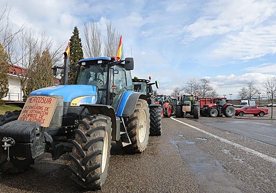 Una decena de tractores se concentran en Salamanca para reivindicar soluciones para el campo
