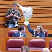 Los críticos de Vox en Salamanca simbolizan con flores su pulso a Abascal