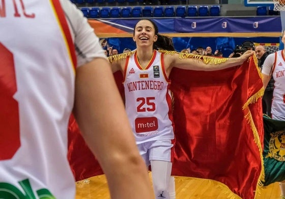 Marija Lekovic, de 21 años, celebrando con la selección de Montenegro