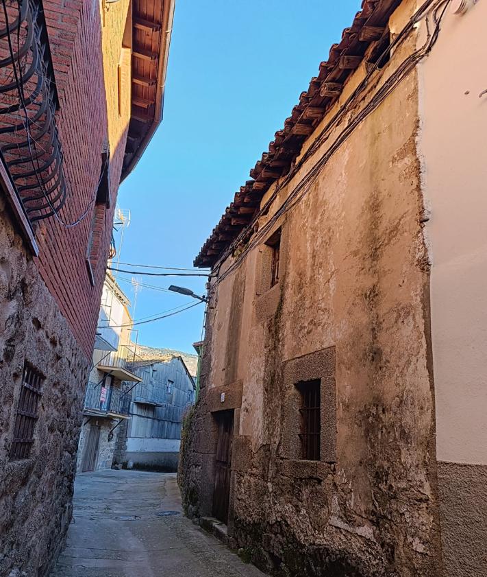 Imagen secundaria 2 - Las casas de gruesas paredes en pueblos de Salamanca que están a la venta a bajo precio