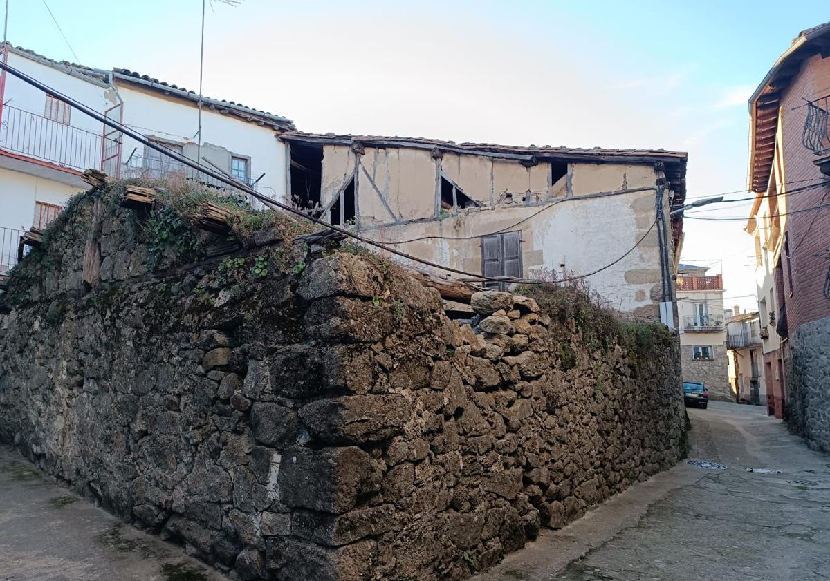Imagen principal - Las casas de gruesas paredes en pueblos de Salamanca que están a la venta a bajo precio
