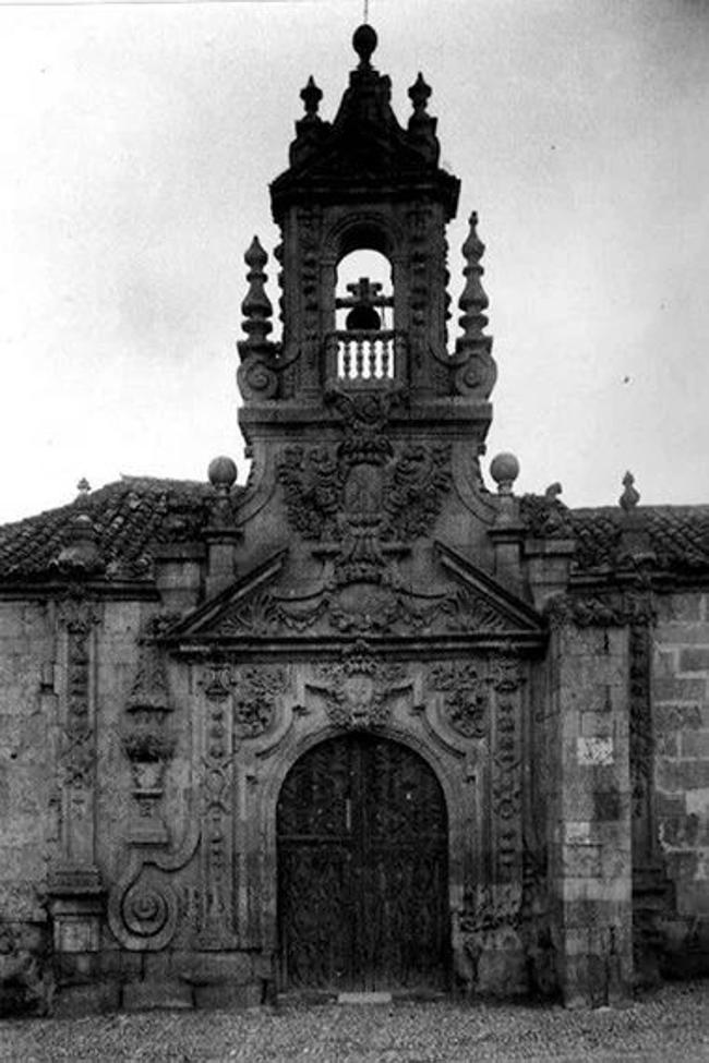 La capilla, con su espadaña original.