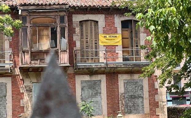 Cartel de se vende en el palacete.