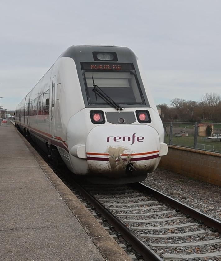 Imagen secundaria 2 - La esación de Aldealengua y un tren.