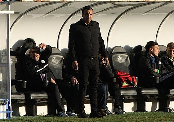 Dueñas, entrenador y director general del Salamanca UDS, sobre el césped del Helmántico.