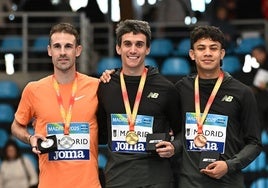 Álvaro de Arriba, a la izquierda, con la plata nacional junto a Mariano García y Elvin Josué Canales.