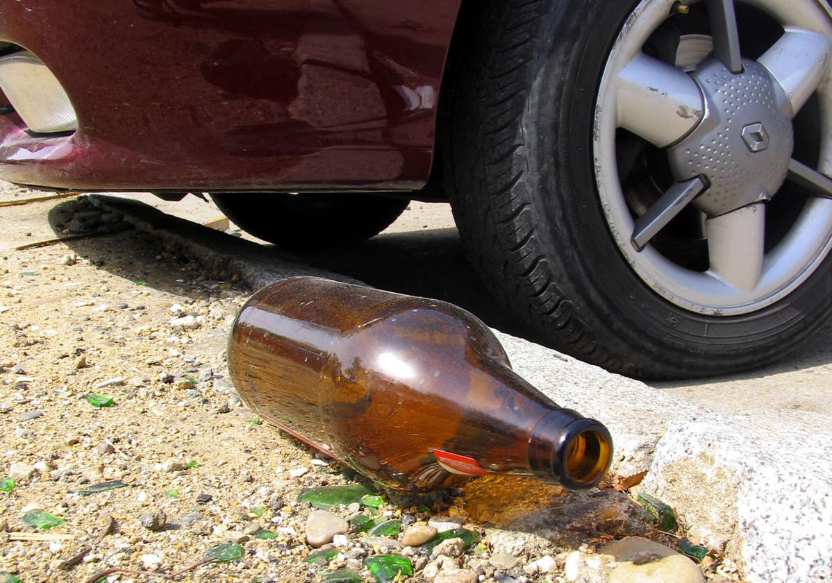 Una botella de cristal tirada en la calle, en una imagen de archivo.