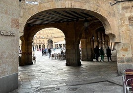 Tramo final de la calle Concejo y su entrada hacia la Plaza Mayor de Salamanca.