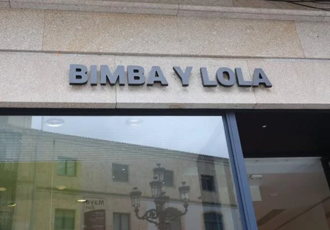 Una tienda con los rótulos adaptados en tamaño- máximo 30 centímetros- y color a la ordenanza en la calle Toro.