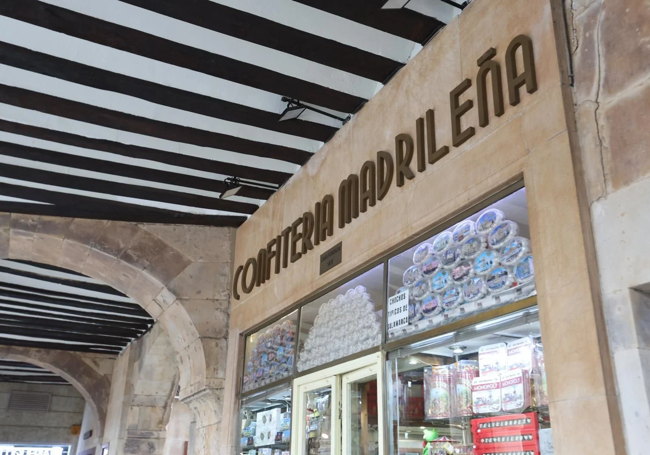 La Confitería Madrileña excede la distancia superior al dintel que fija la franja en 50 centímetros.