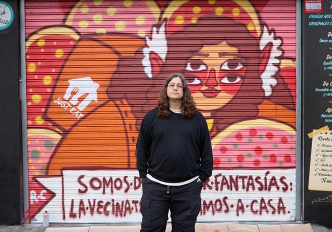 El artista Ricardo Cavolo frente a su mural recién realizado.