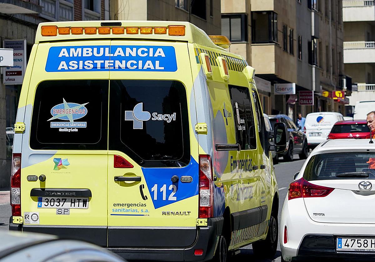 Una ambulancia transita por Salamanca en una imagen de archivo.