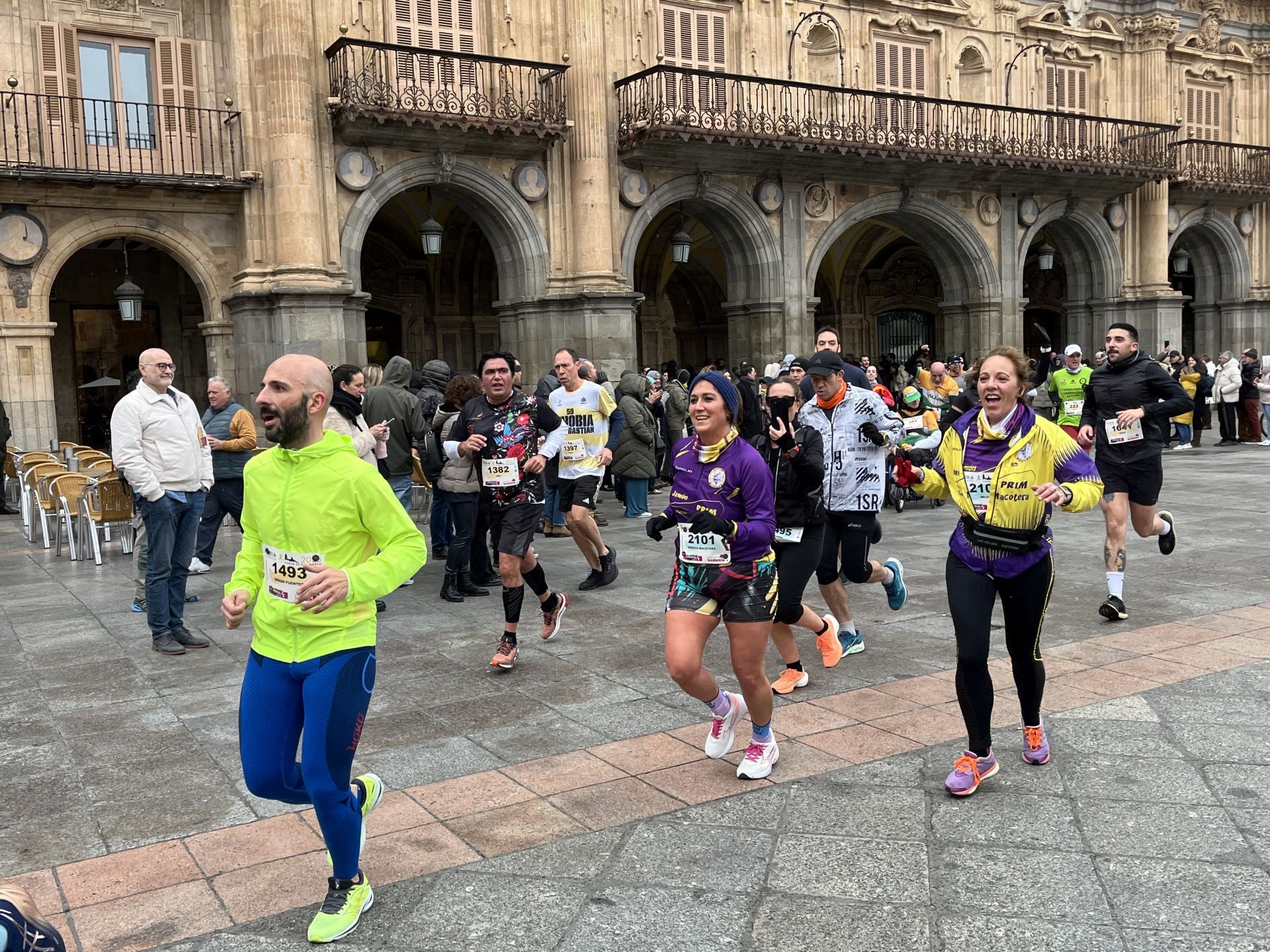 Paso de la Media Maratón de Salamanca por la Plaza Mayor