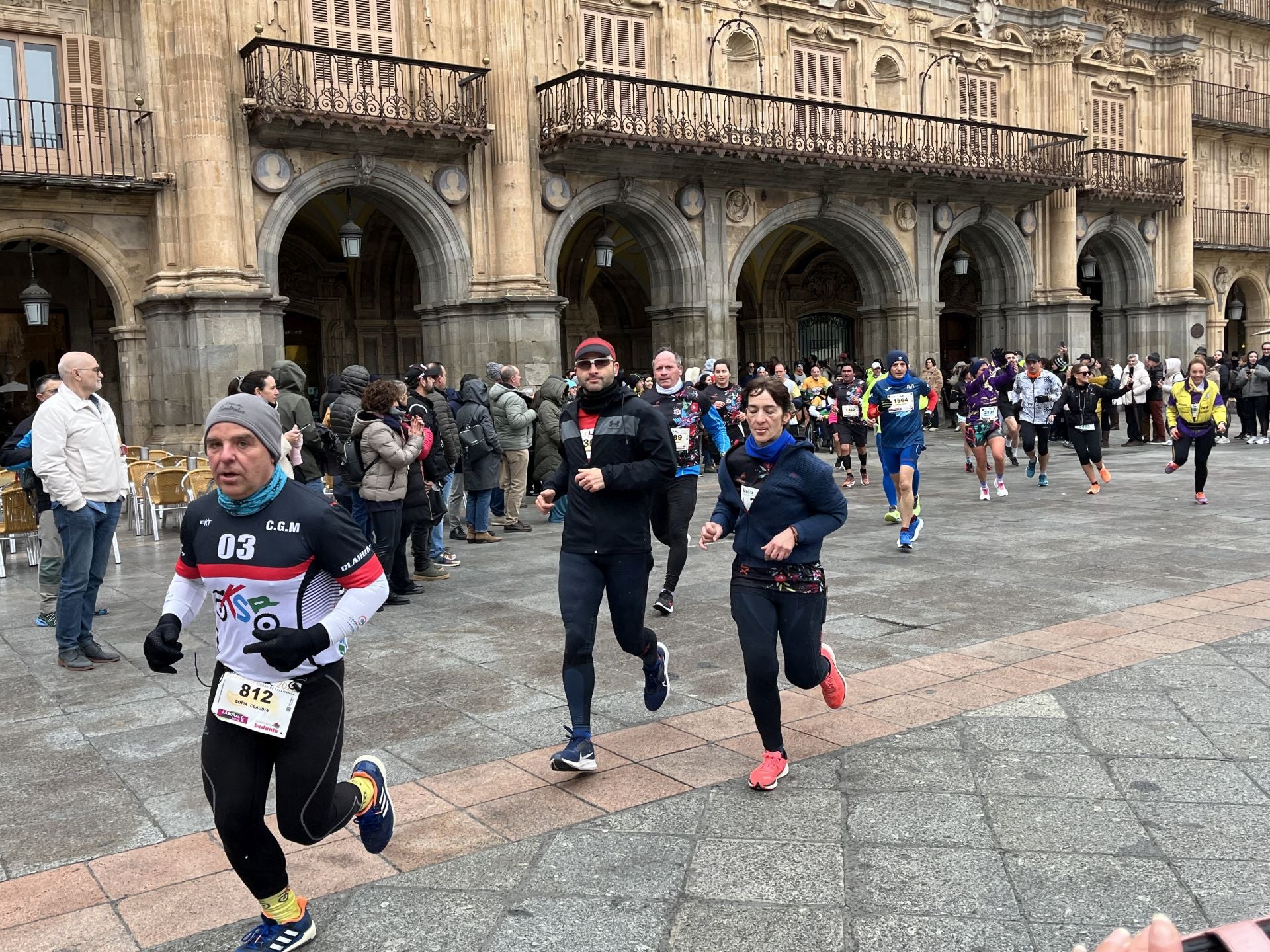 Paso de la Media Maratón de Salamanca por la Plaza Mayor