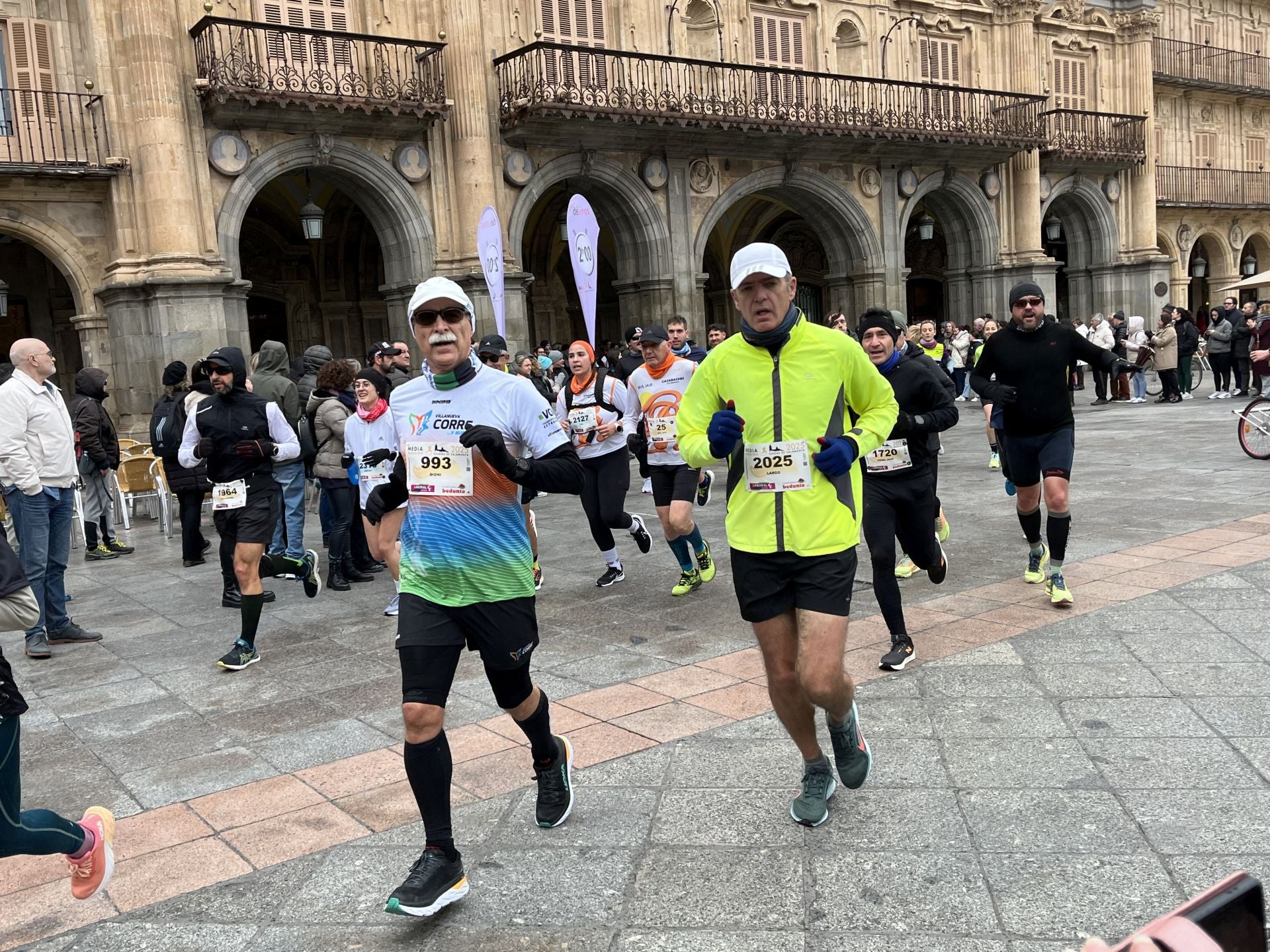 Paso de la Media Maratón de Salamanca por la Plaza Mayor