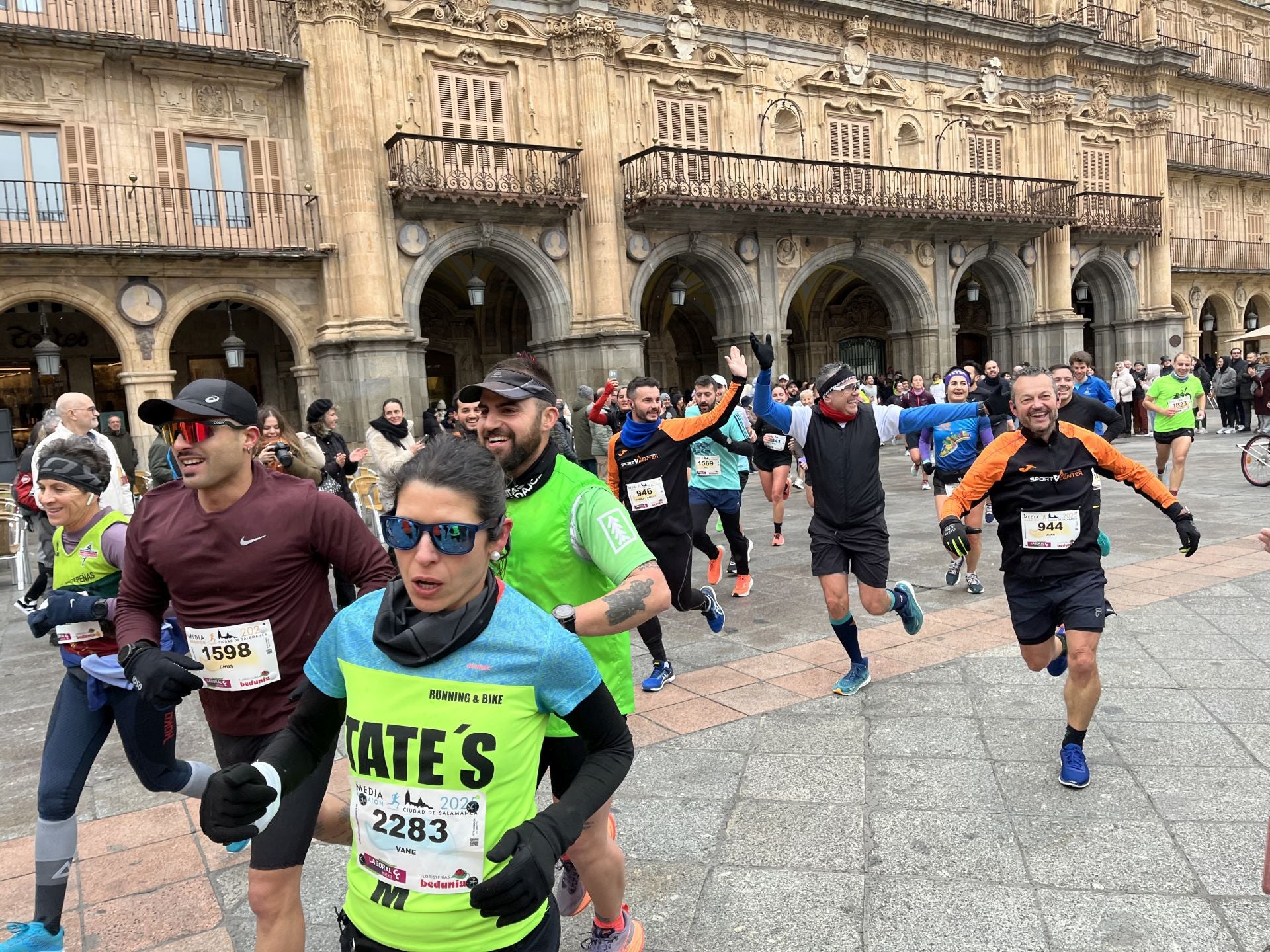Paso de la Media Maratón de Salamanca por la Plaza Mayor