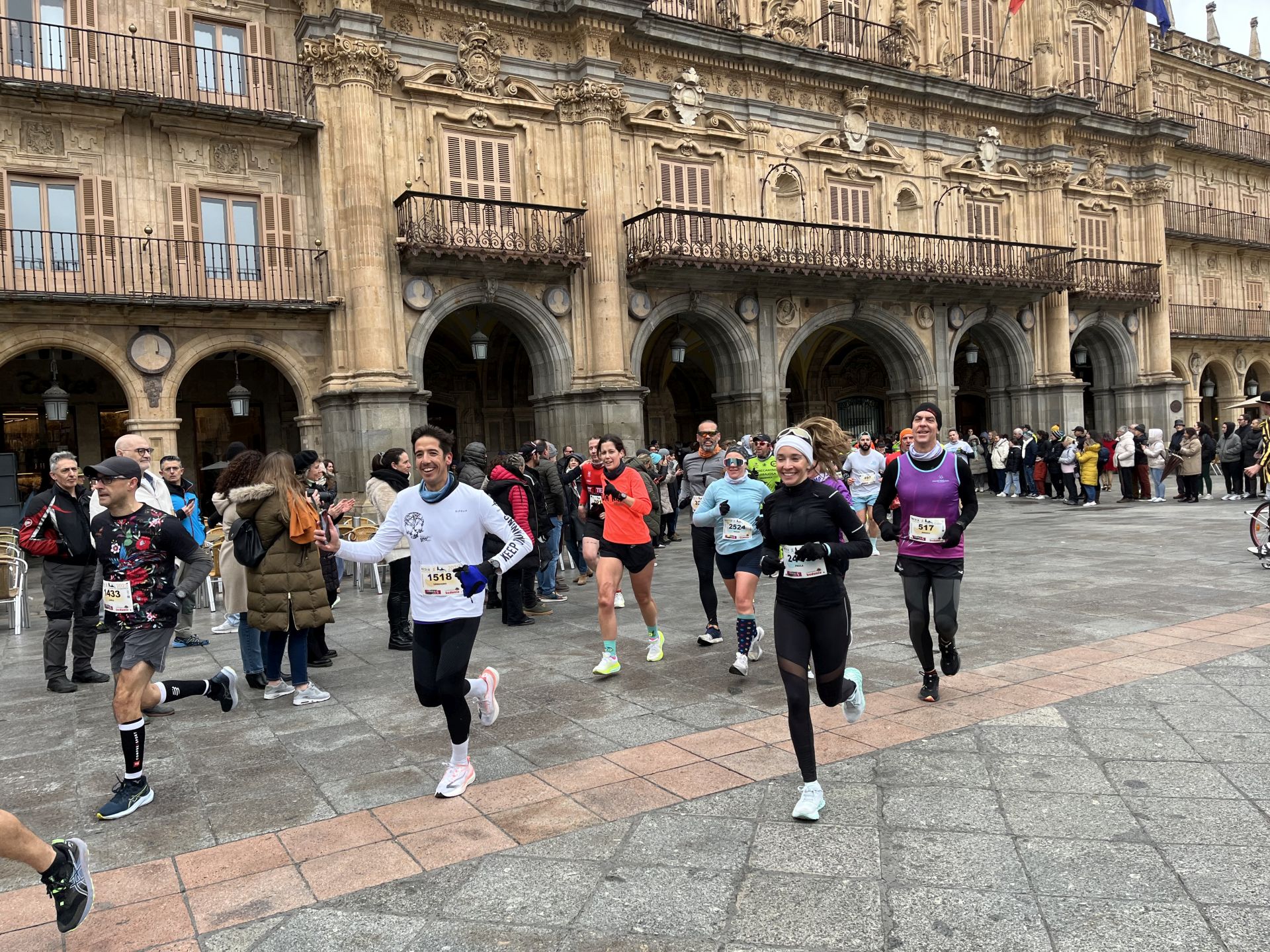 Paso de la Media Maratón de Salamanca por la Plaza Mayor