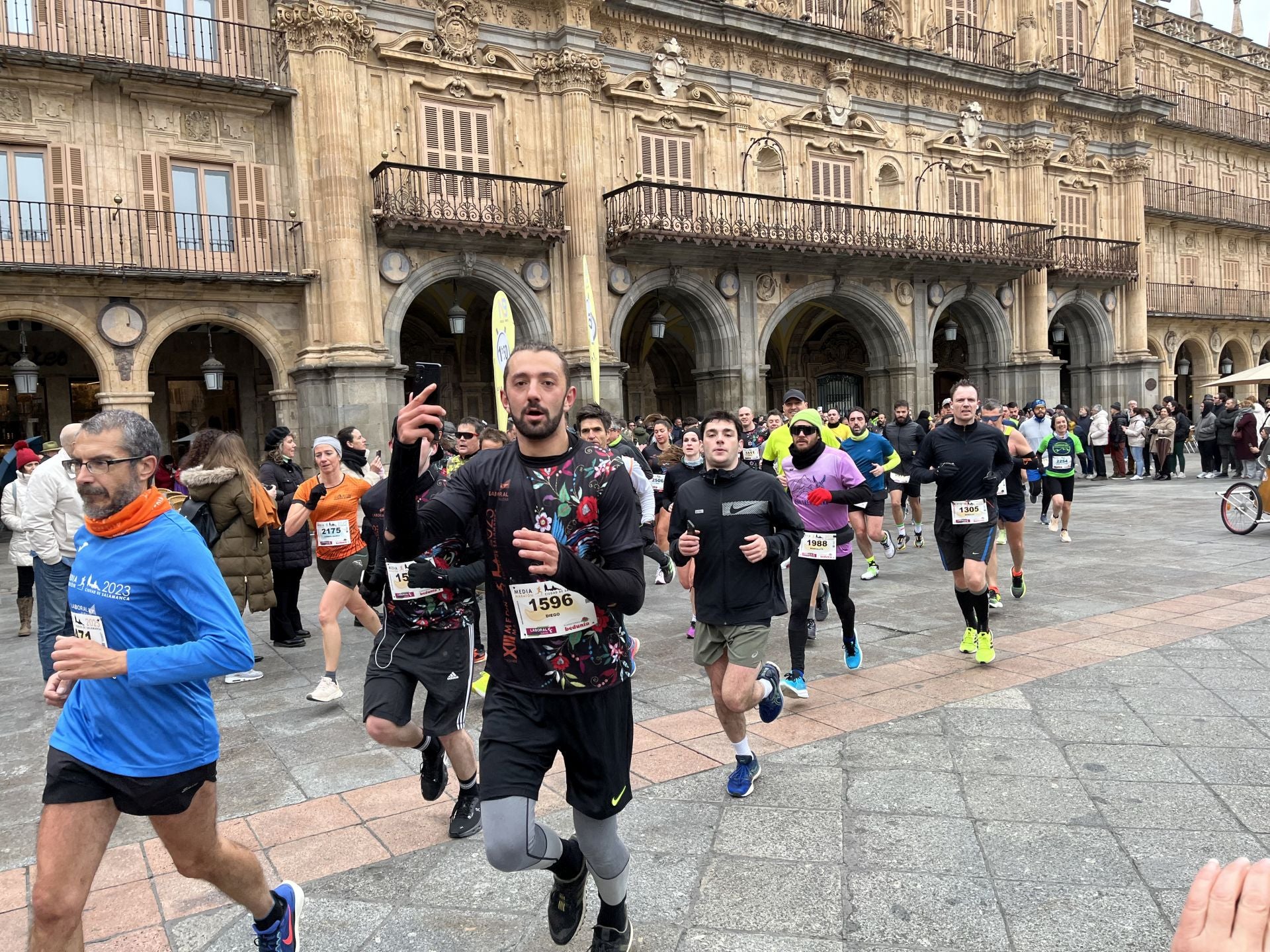 Paso de la Media Maratón de Salamanca por la Plaza Mayor