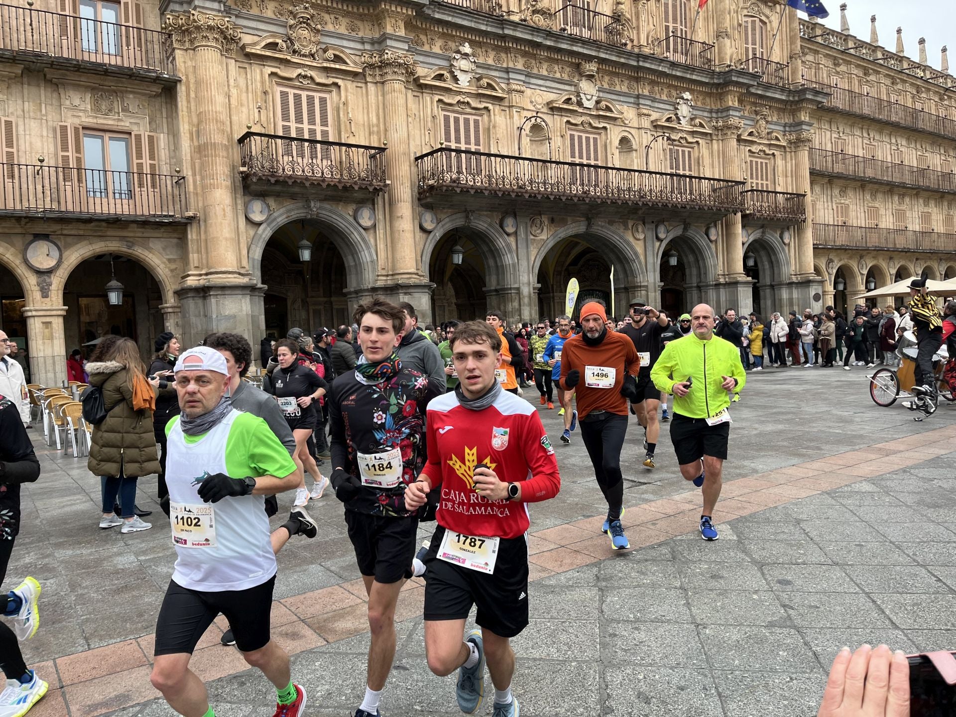 Paso de la Media Maratón de Salamanca por la Plaza Mayor