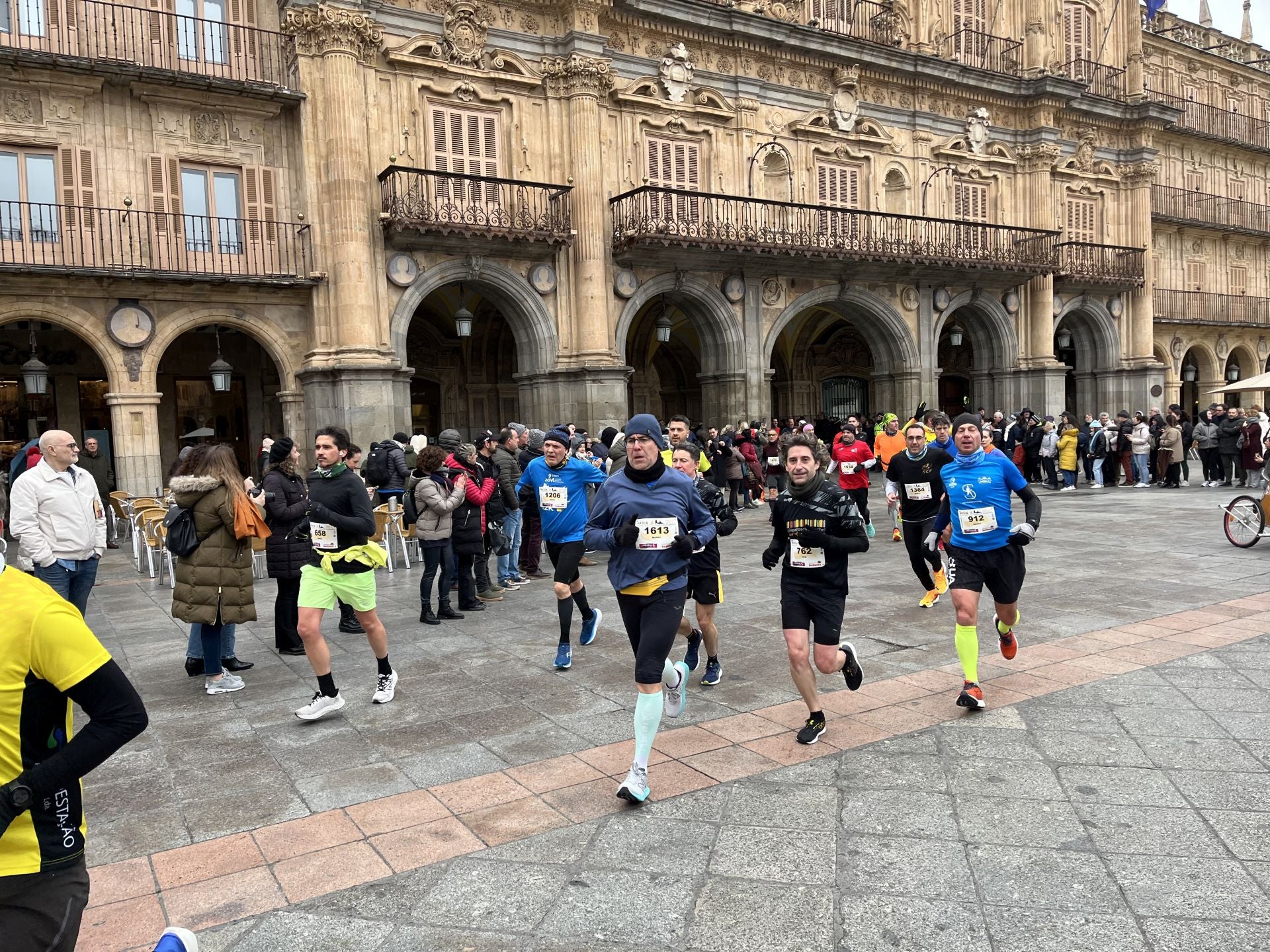 Paso de la Media Maratón de Salamanca por la Plaza Mayor