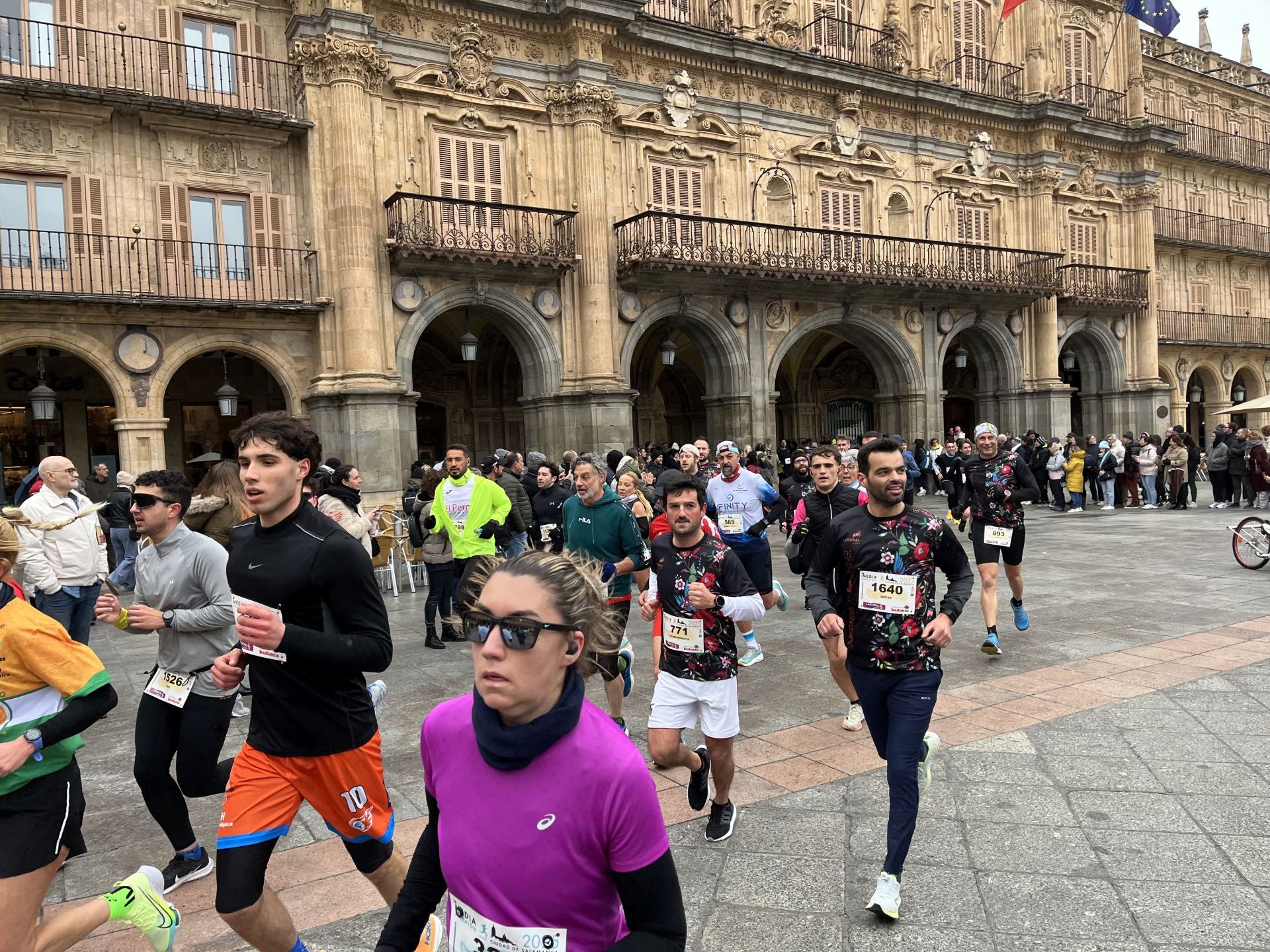 Paso de la Media Maratón de Salamanca por la Plaza Mayor