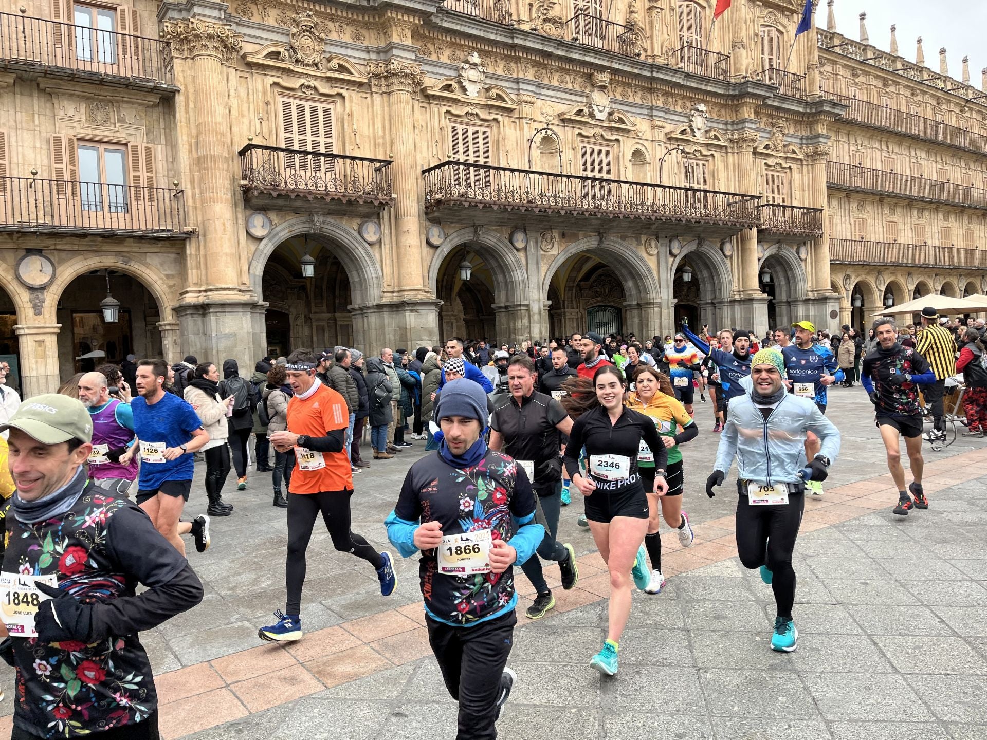 Paso de la Media Maratón de Salamanca por la Plaza Mayor