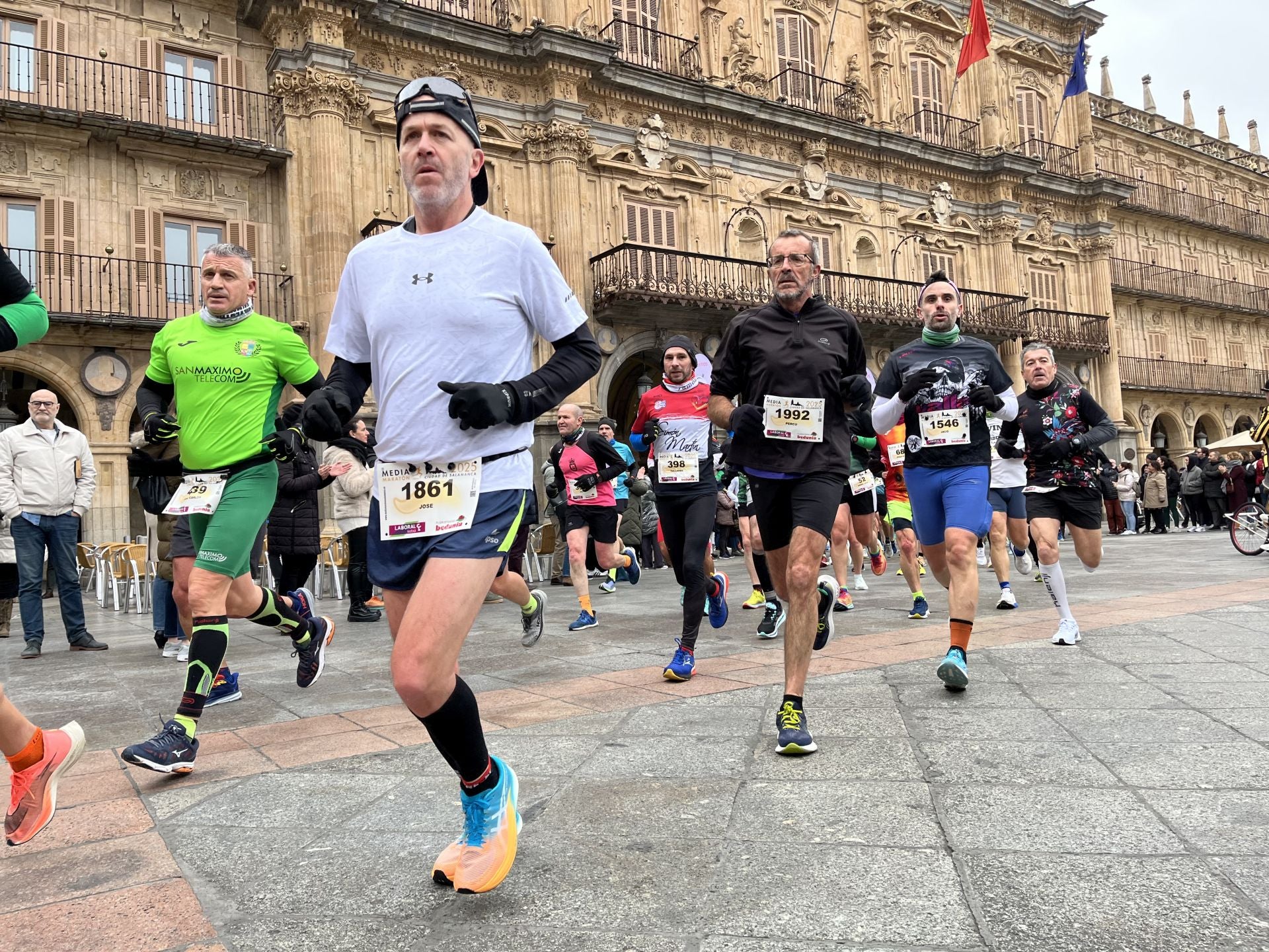 Paso de la Media Maratón de Salamanca por la Plaza Mayor