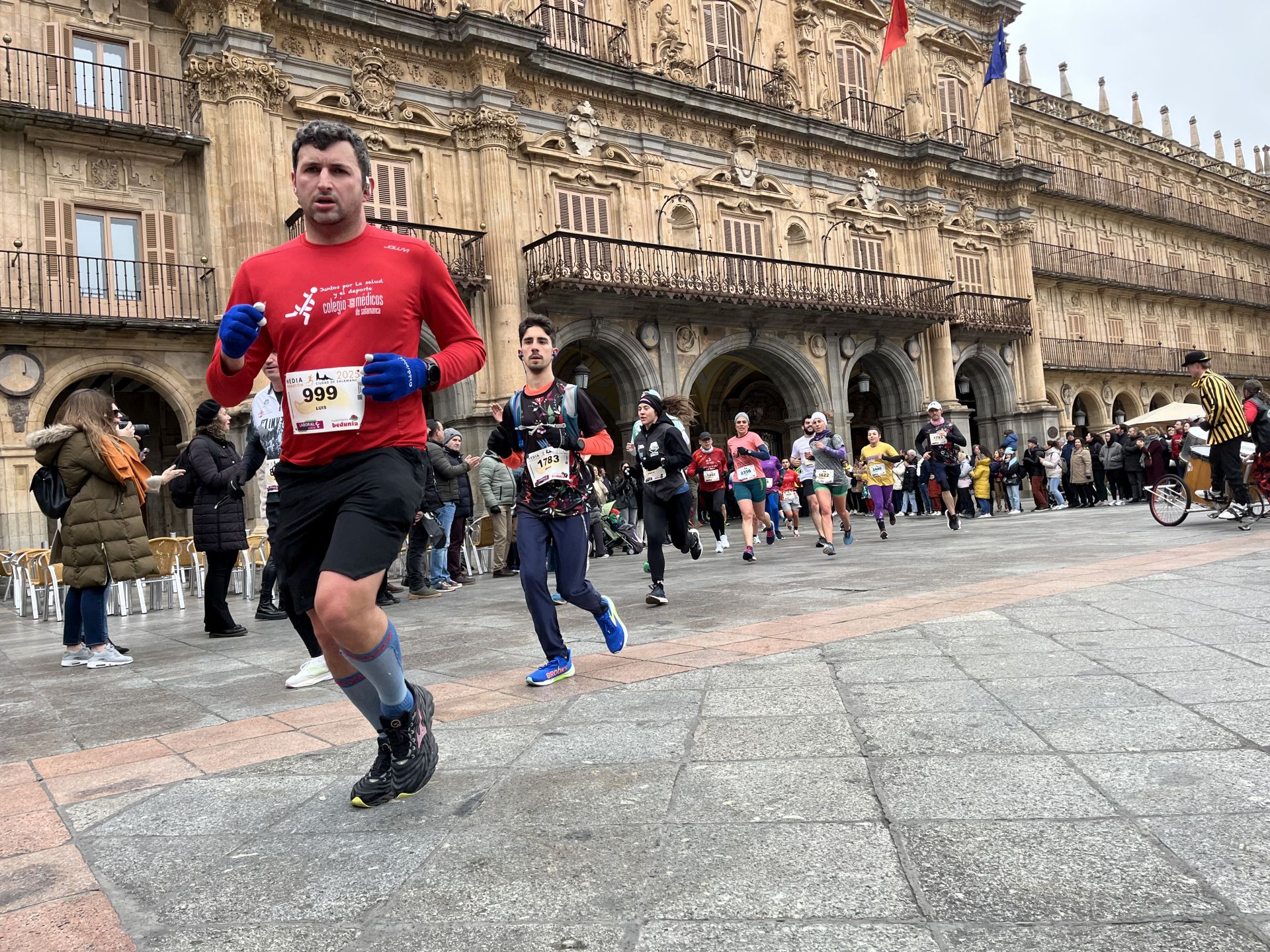 Paso de la Media Maratón de Salamanca por la Plaza Mayor