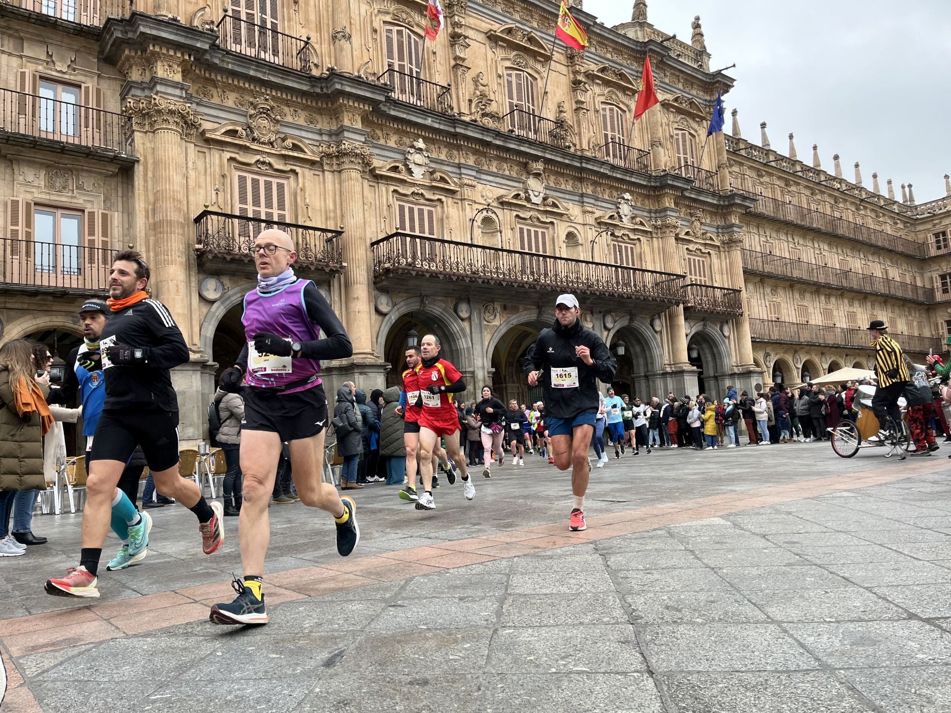 Paso de la Media Maratón de Salamanca por la Plaza Mayor