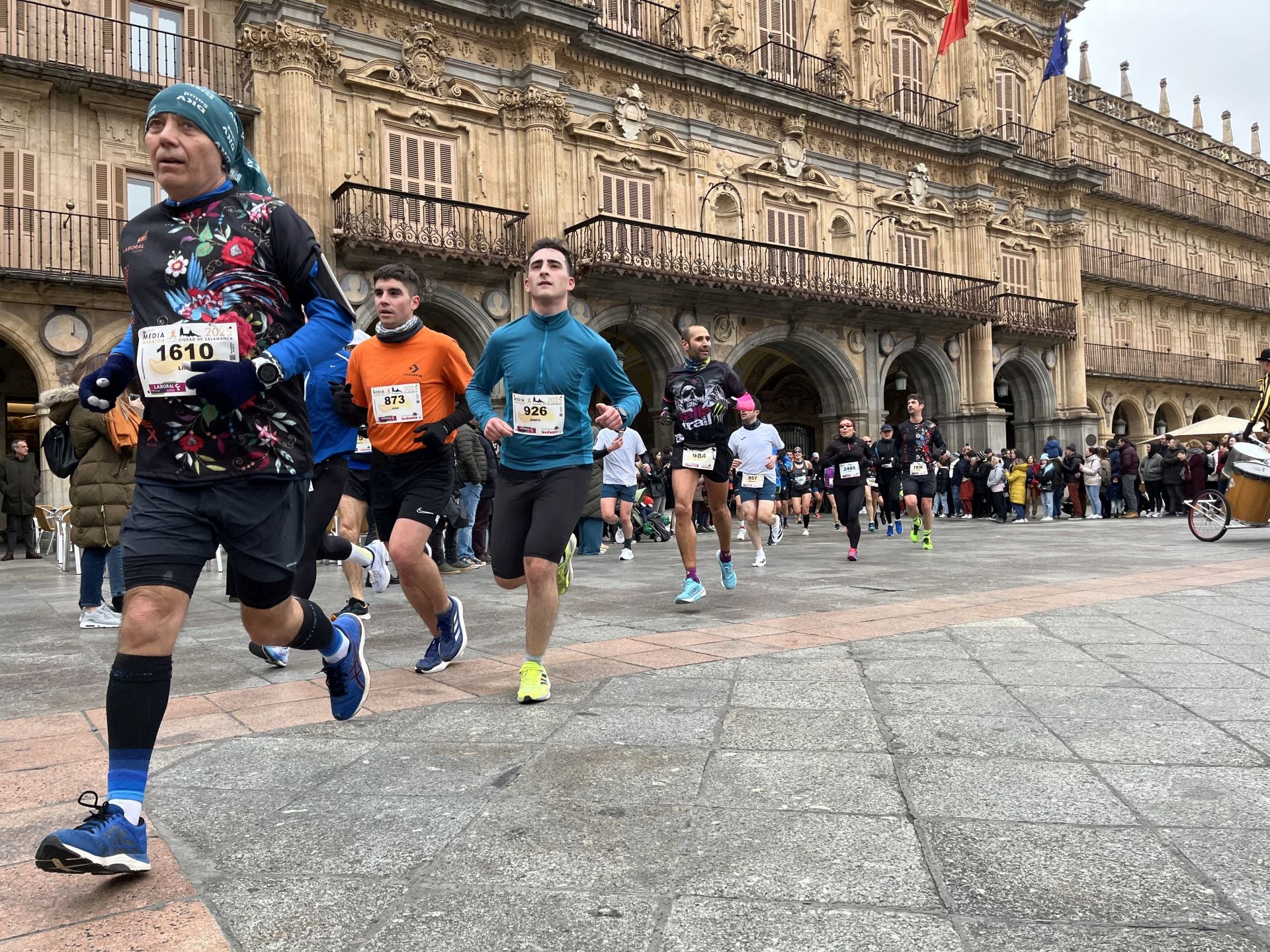 Paso de la Media Maratón de Salamanca por la Plaza Mayor
