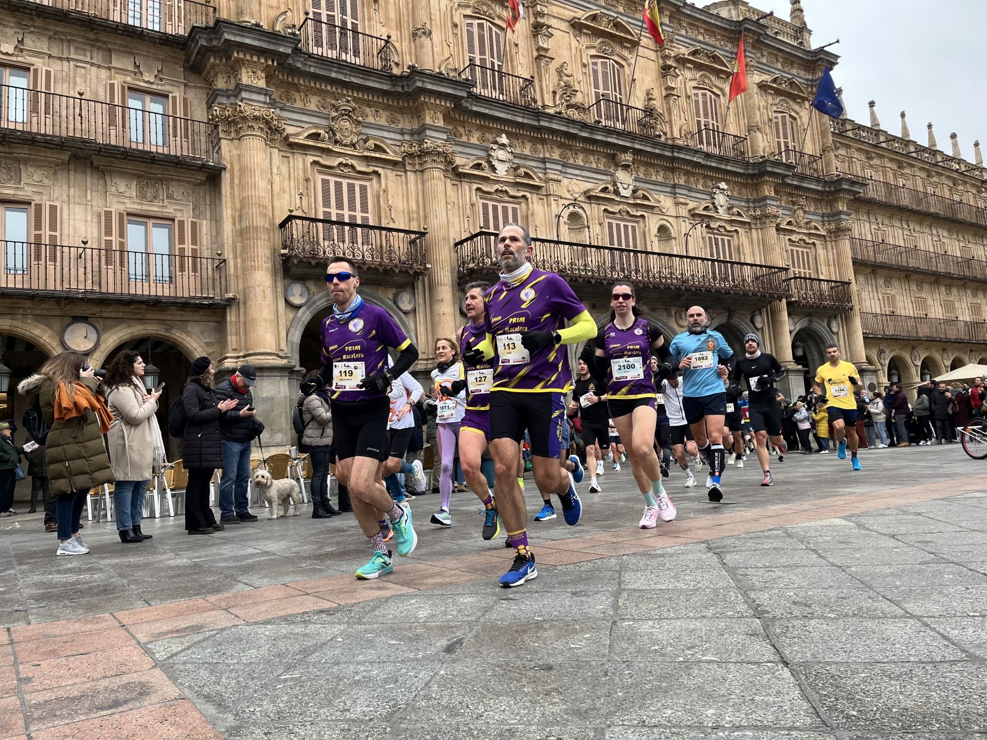 Paso de la Media Maratón de Salamanca por la Plaza Mayor