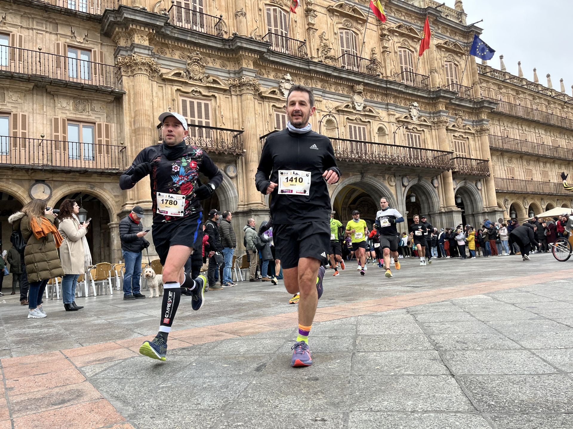 Paso de la Media Maratón de Salamanca por la Plaza Mayor
