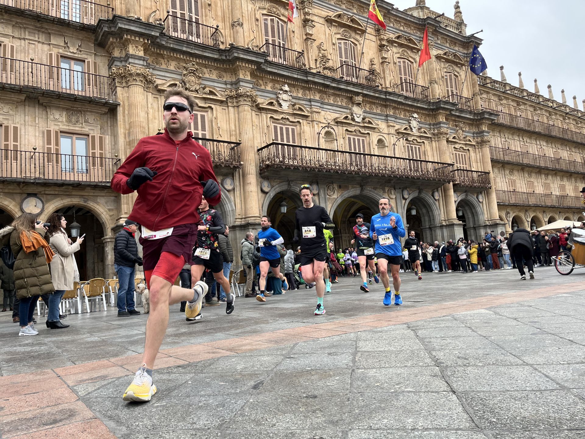 Paso de la Media Maratón de Salamanca por la Plaza Mayor