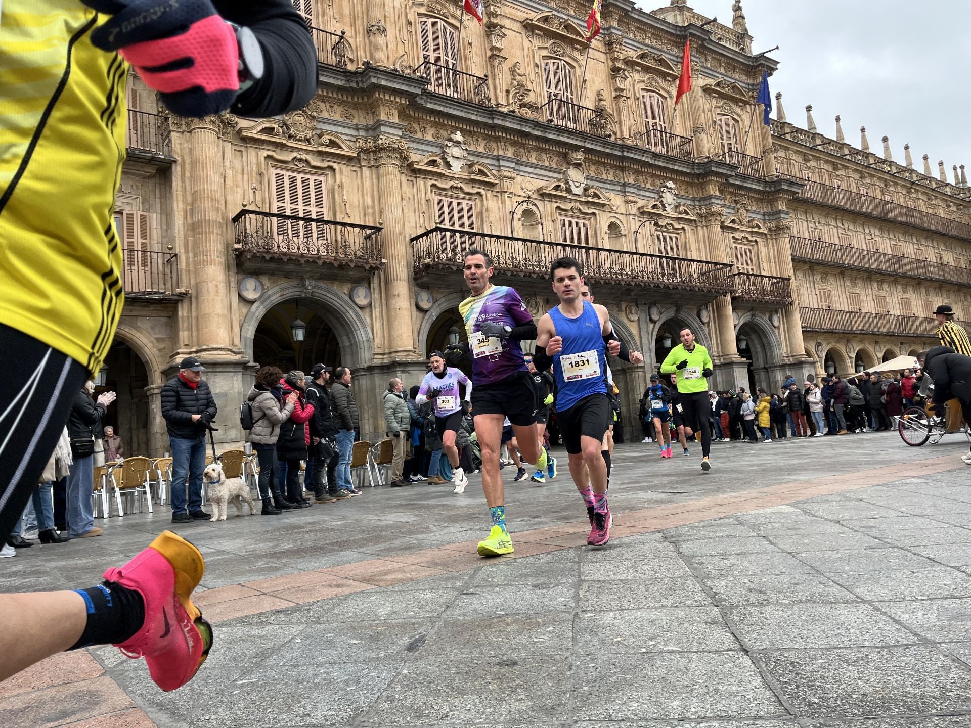 Paso de la Media Maratón de Salamanca por la Plaza Mayor
