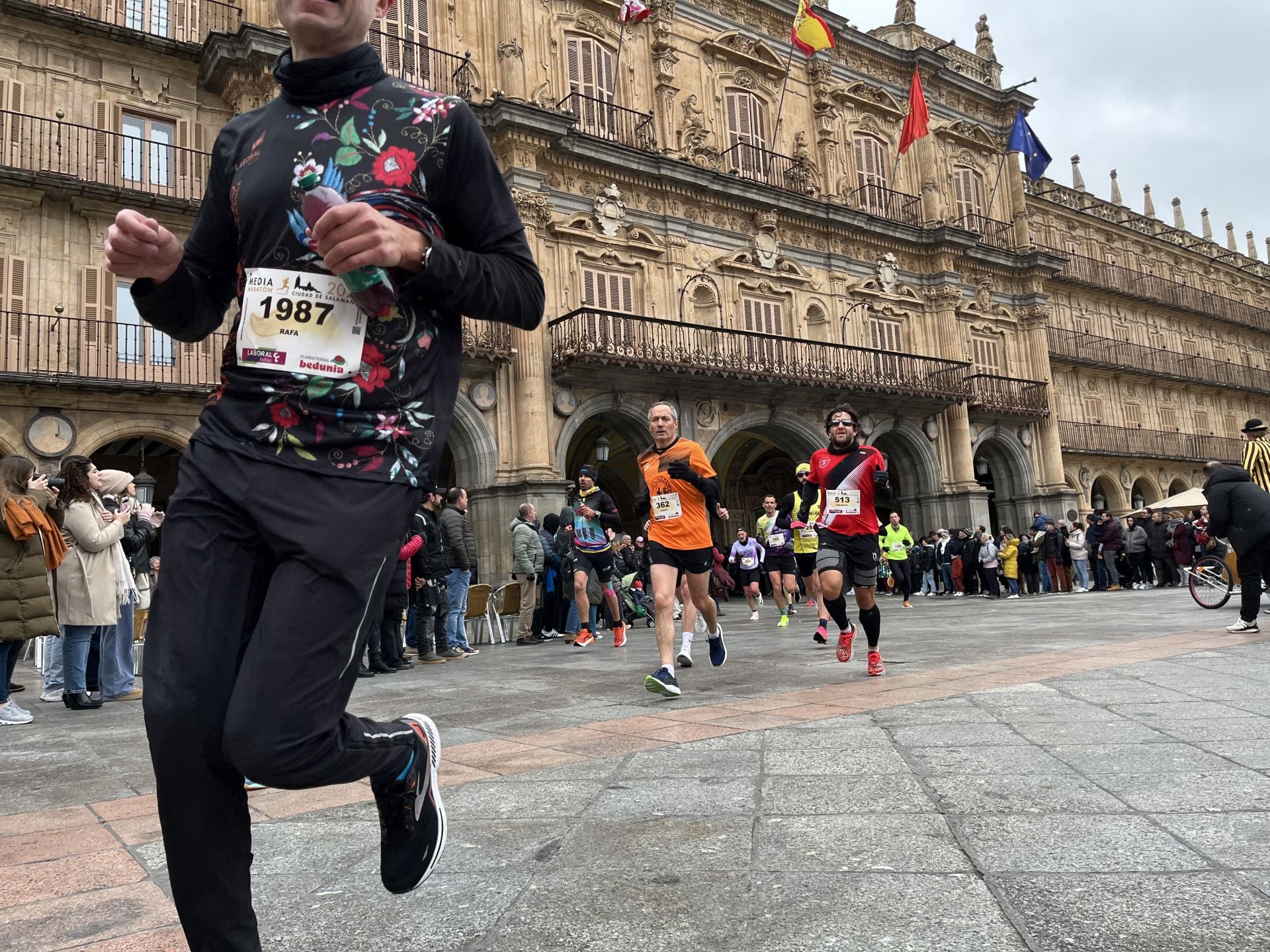 Paso de la Media Maratón de Salamanca por la Plaza Mayor
