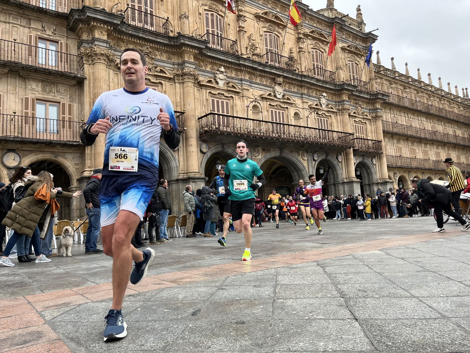 Paso de la Media Maratón de Salamanca por la Plaza Mayor