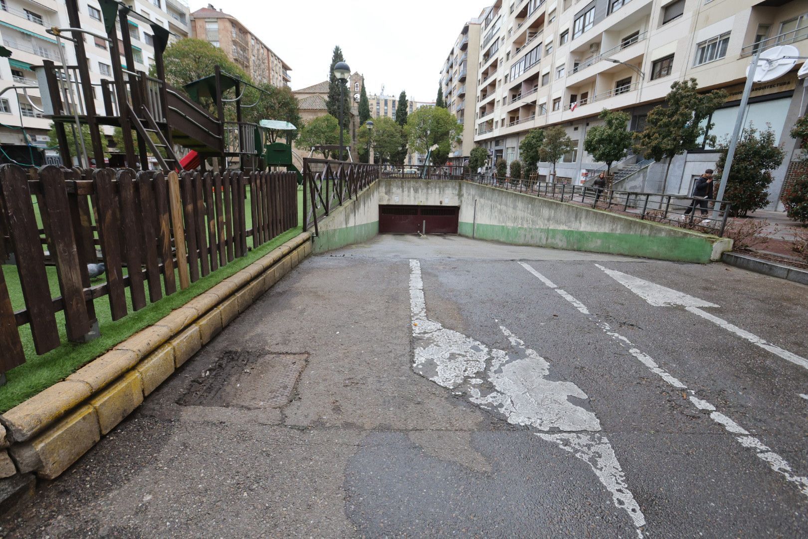 Imagem secundária 2 - Acesso para pedestres e rampa de entrada no quadrado, que será respeitado.