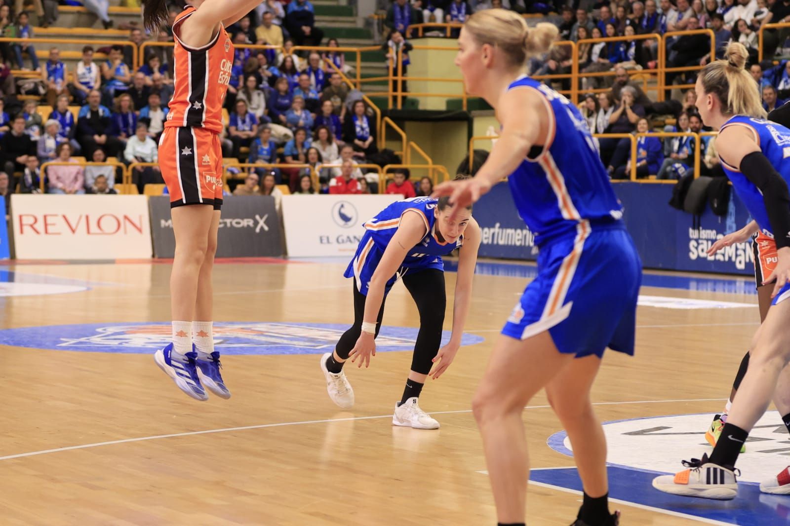 Victoria de campeón de Perfumerías Avenida frente a Valencia Basket