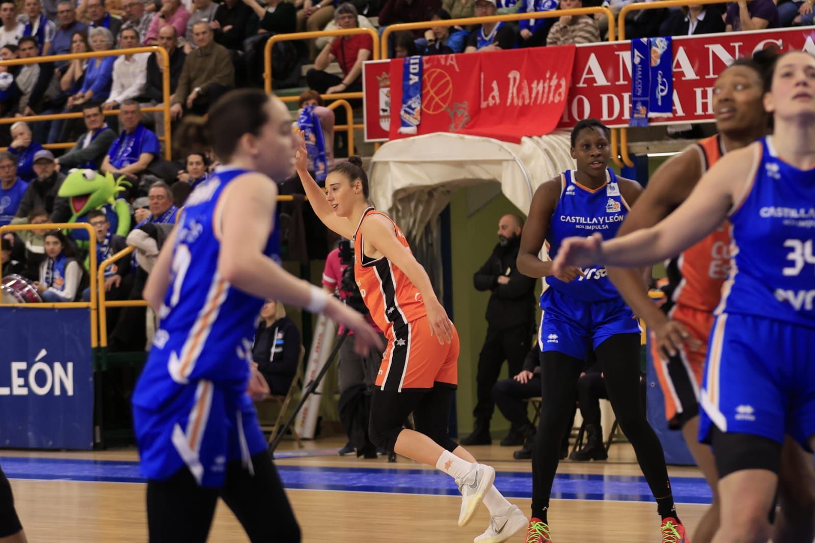 Victoria de campeón de Perfumerías Avenida frente a Valencia Basket