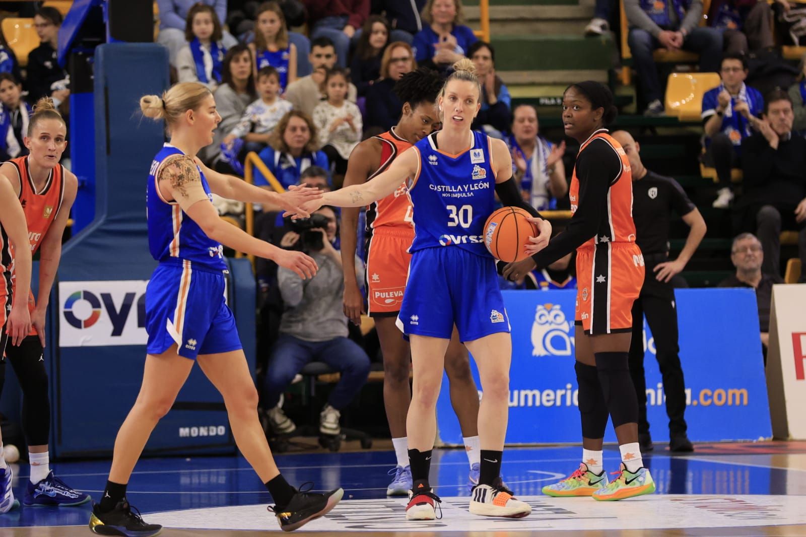 Victoria de campeón de Perfumerías Avenida frente a Valencia Basket