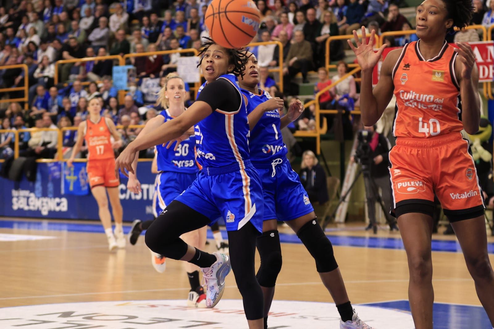 Victoria de campeón de Perfumerías Avenida frente a Valencia Basket