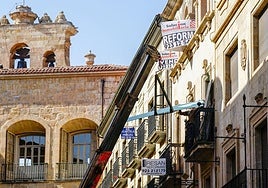 Varios carteles de se vende o se alquila en una céntrica calle de Salamanca en una imagen de archivo.