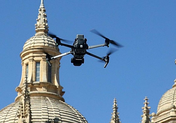 Un dron vuela cerca de la catedral de Segovia en una imagen de archivo.