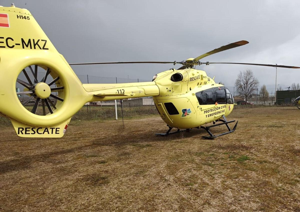 Imagen secundaria 1 - Lugar donde estaba el herido, helicóptero en el que se le ha evacuado y enfermero del operativo de rescate.
