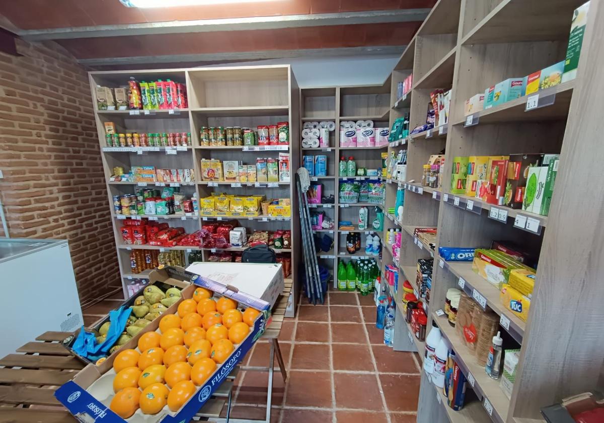 Imagem principal - produtos, exterior da loja e o prefeito com o novo lojista.