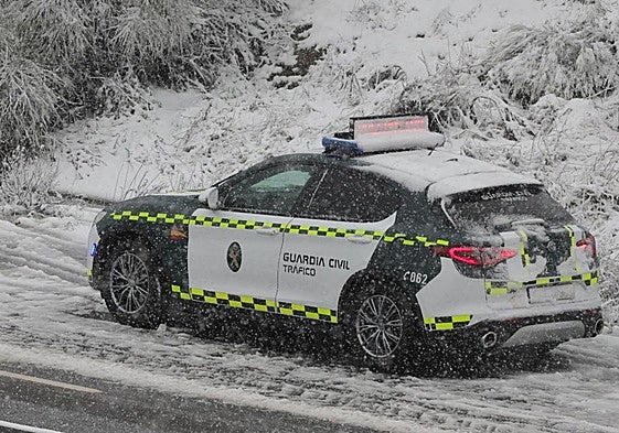 Un coche de la Guardia Civil circula entre la nieve en Salamanca en una imagen de archivo.