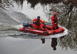 Imagen de archivo de los bomberos en el Tormes.
