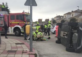 El vehículo accidentado y atención a uno de los heridos.